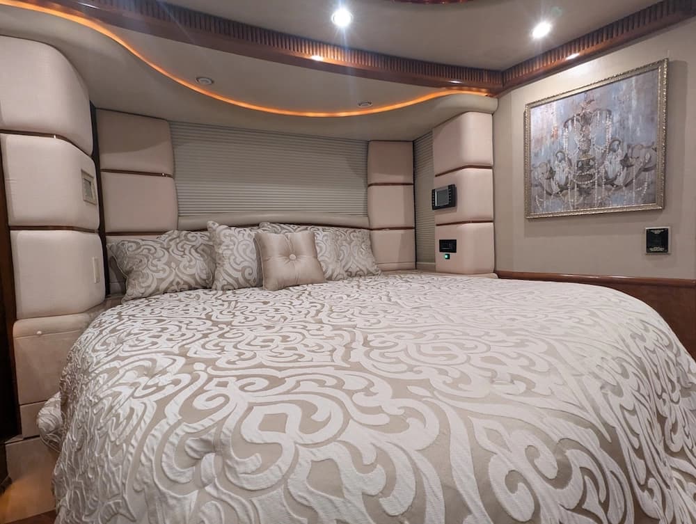 2006 Prevost Liberty Elegant Lady H3-45 Motorcoach - Image 12