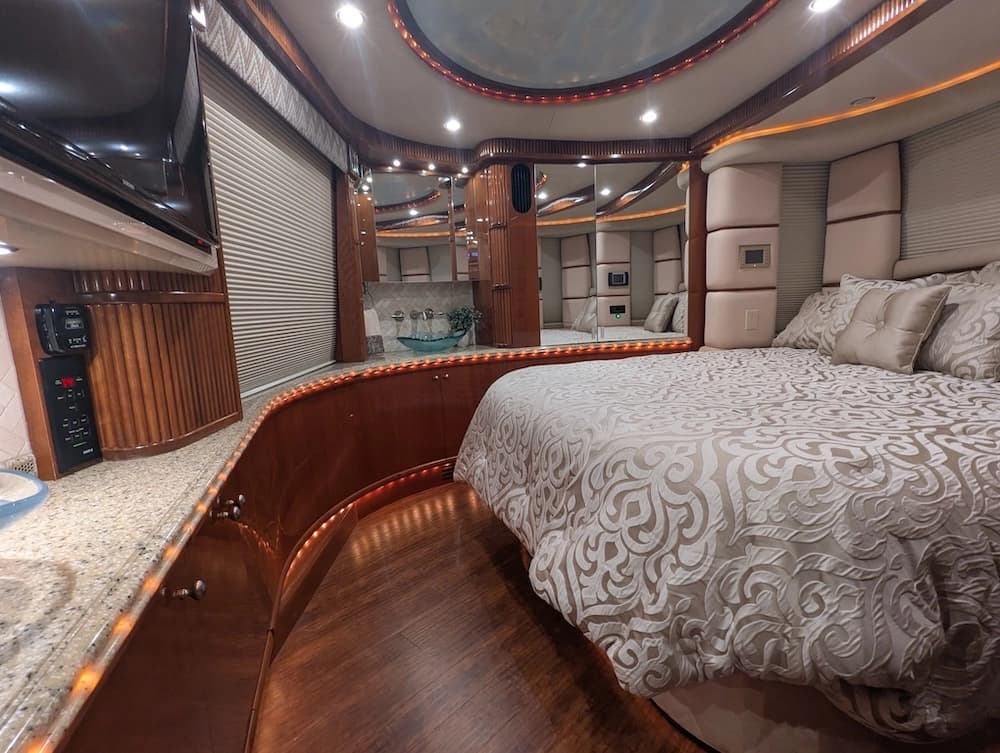 2006 Prevost Liberty Elegant Lady H3-45 Motorcoach - Image 14