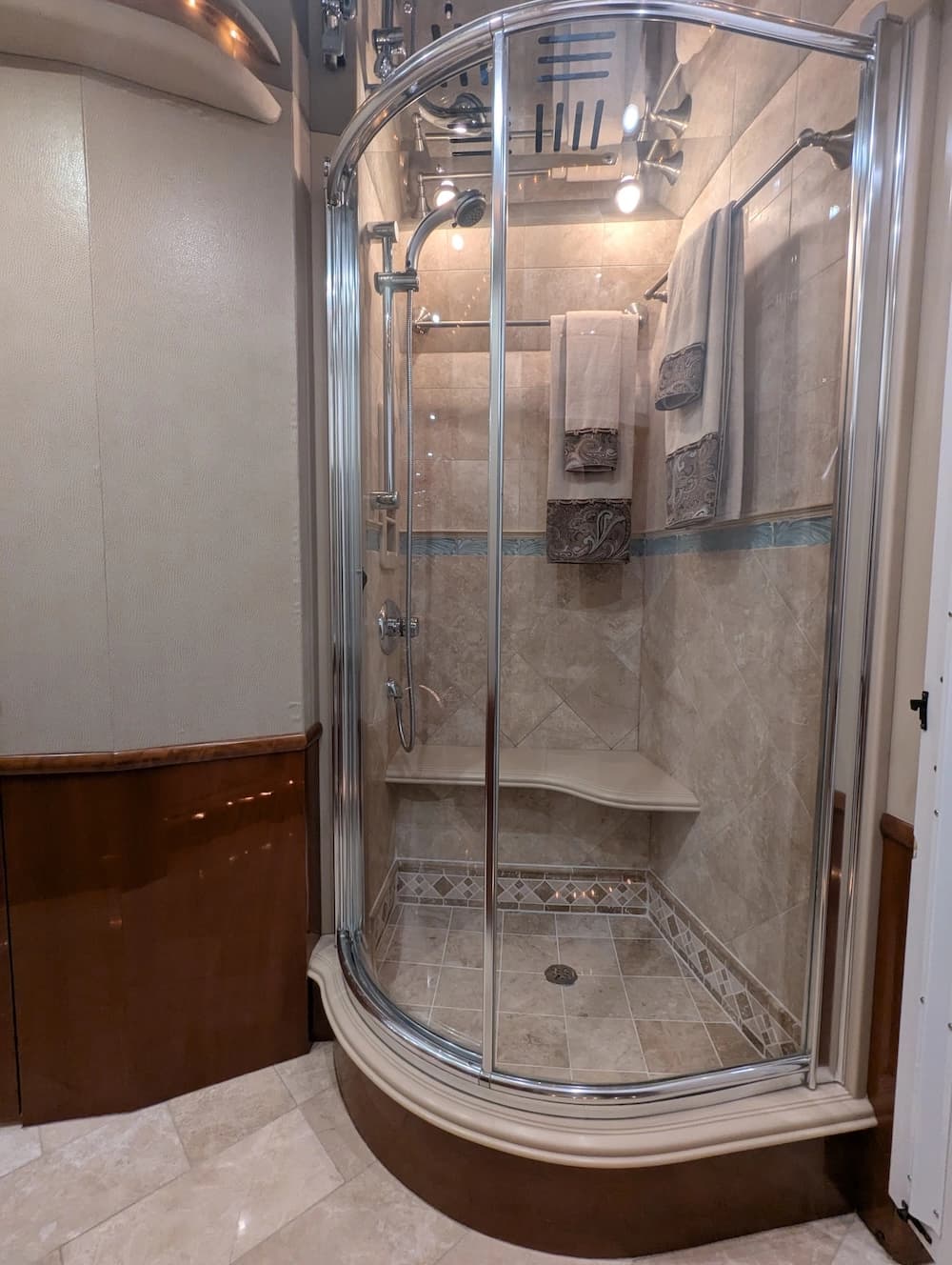 2006 Prevost Liberty Elegant Lady H3-45 Motorcoach - Image 19