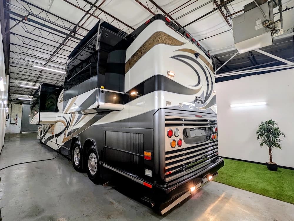 2006 Prevost Liberty Elegant Lady H3-45 Motorcoach - Image 3
