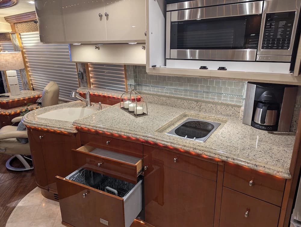 2006 Prevost Liberty Elegant Lady H3-45 Motorcoach - Image 21