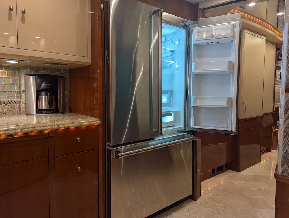 2006 Prevost Liberty Elegant Lady H3-45 Motorcoach - Image 22