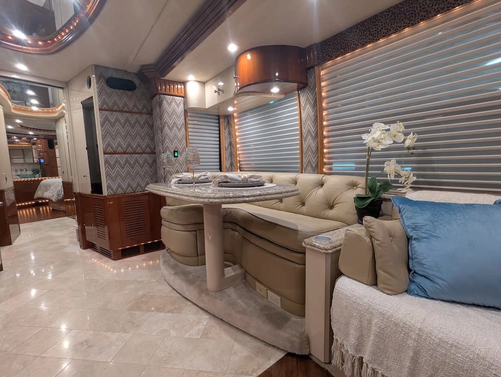 2006 Prevost Liberty Elegant Lady H3-45 Motorcoach - Image 23