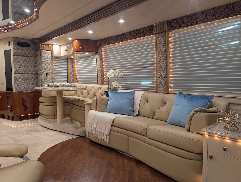 2006 Prevost Liberty Elegant Lady H3-45 Motorcoach - Image 25