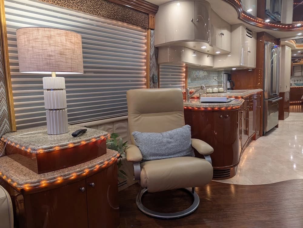 2006 Prevost Liberty Elegant Lady H3-45 Motorcoach - Image 26
