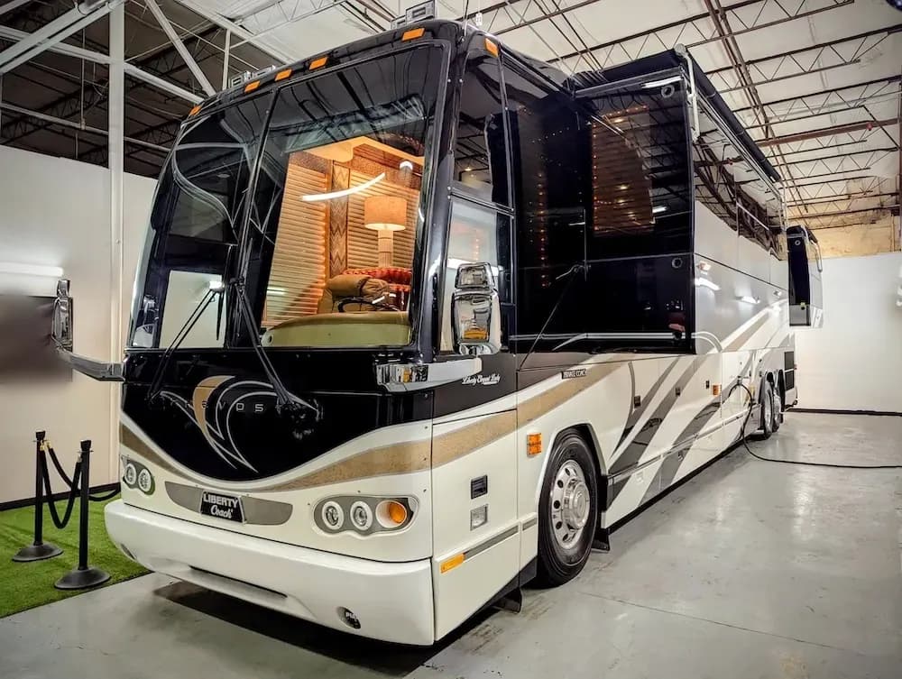 2006 Prevost Liberty Elegant Lady H3-45 Motorcoach - Image 4