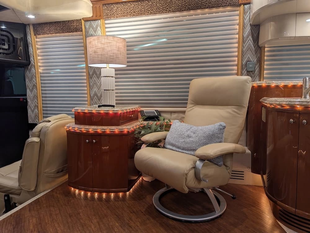 2006 Prevost Liberty Elegant Lady H3-45 Motorcoach - Image 6