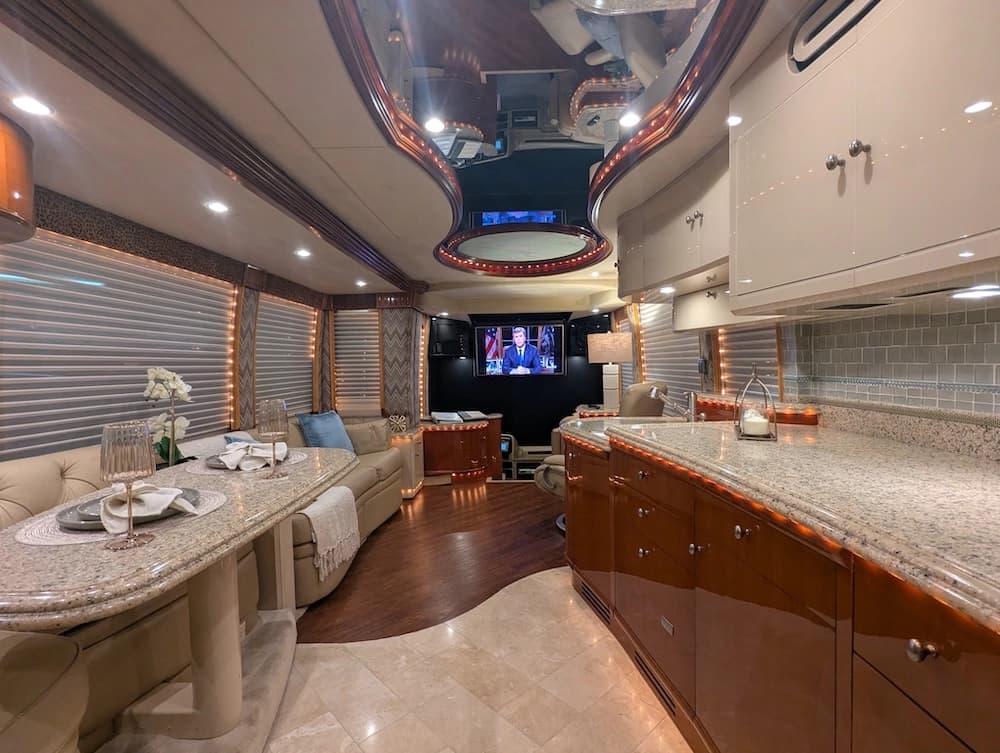 2006 Prevost Liberty Elegant Lady H3-45 Motorcoach - Image 7