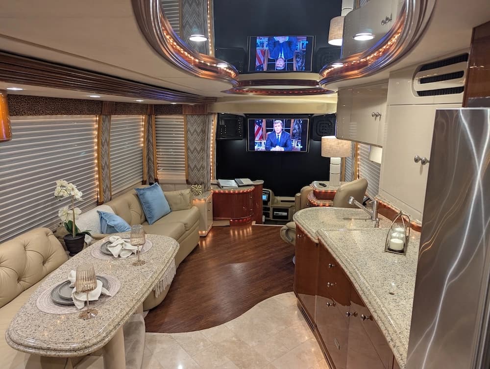 2006 Prevost Liberty Elegant Lady H3-45 Motorcoach - Image 8