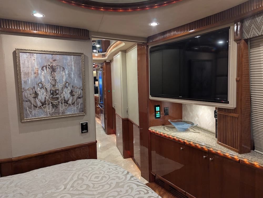 2006 Prevost Liberty Elegant Lady H3-45 Motorcoach - Image 9