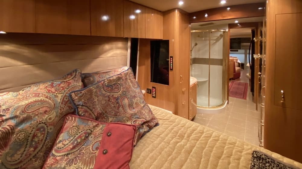 2000 Prevost Marathon H3-45 Motorcoach - Image 10