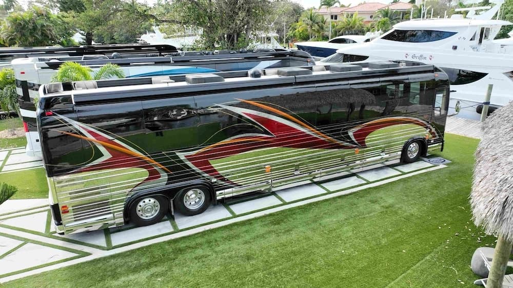 2015 Prevost Marathon X3 Motorcoach - Image 2