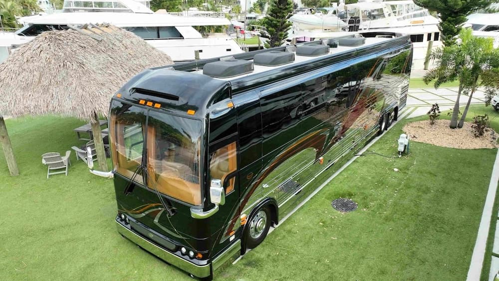 2015 Prevost Marathon X3 Motorcoach - Image 1