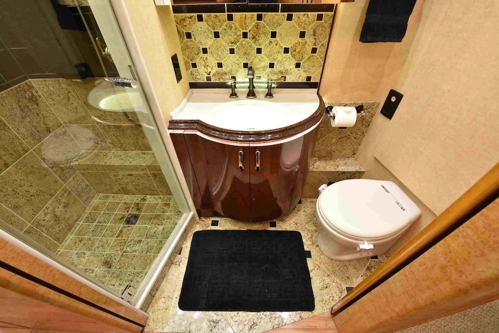 2015 Prevost Marathon X3 Motorcoach - Image 12