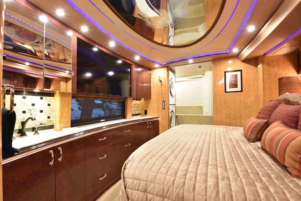 2015 Prevost Marathon X3 Motorcoach - Image 13