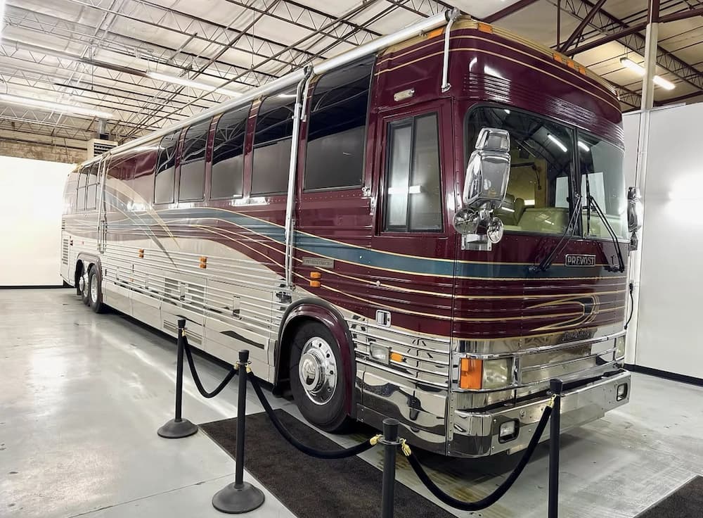 1999 Prevost Royale XL Motorcoach - Image 1