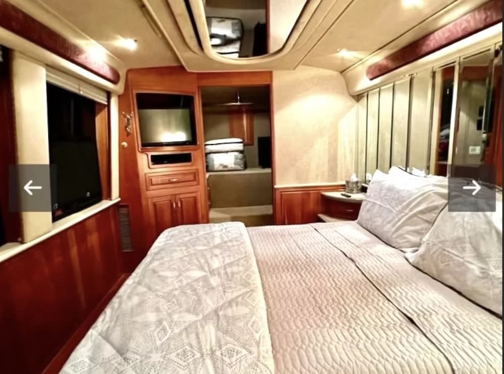 1999 Prevost Royale XL Motorcoach - Image 12
