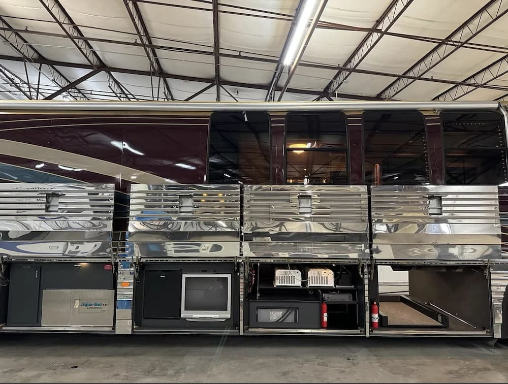 1999 Prevost Royale XL Motorcoach - Image 16