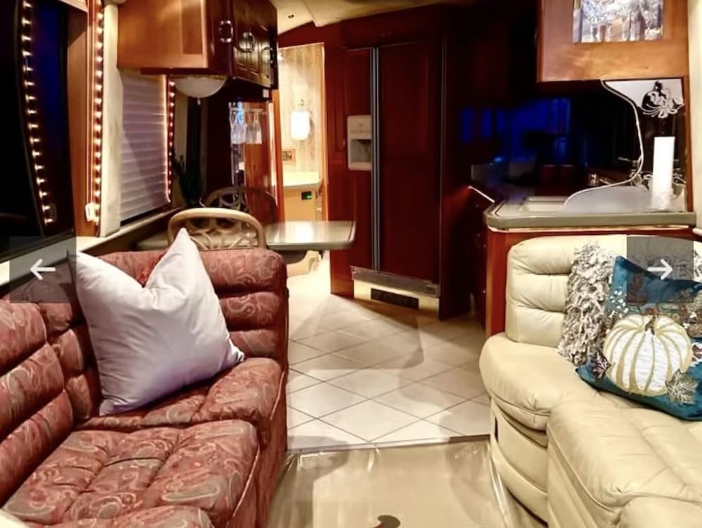 1999 Prevost Royale XL Motorcoach - Image 18