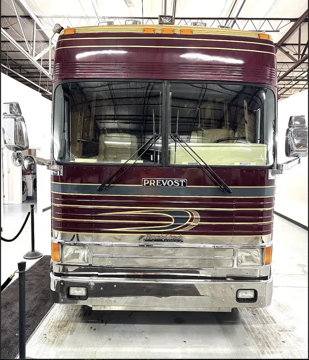 1999 Prevost Royale XL Motorcoach - Image 4