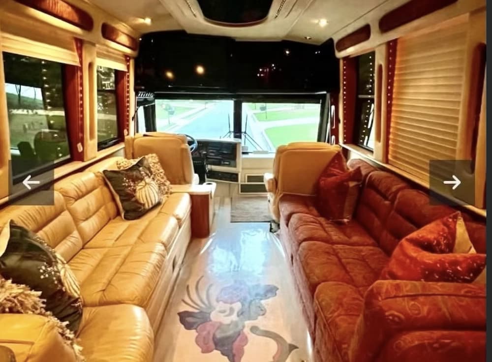 1999 Prevost Royale XL Motorcoach - Image 5