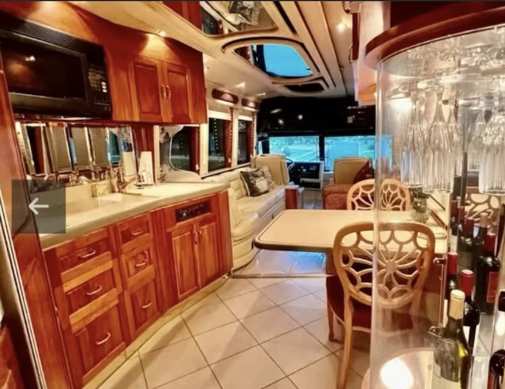 1999 Prevost Royale XL Motorcoach - Image 8