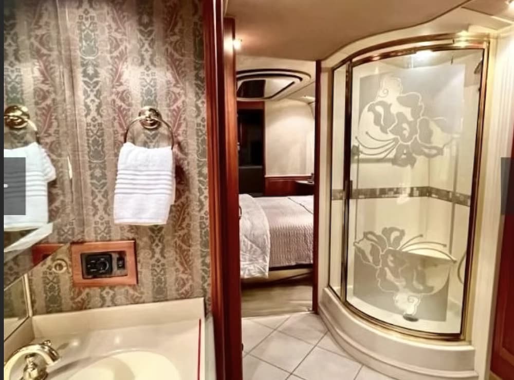 1999 Prevost Royale XL Motorcoach - Image 9