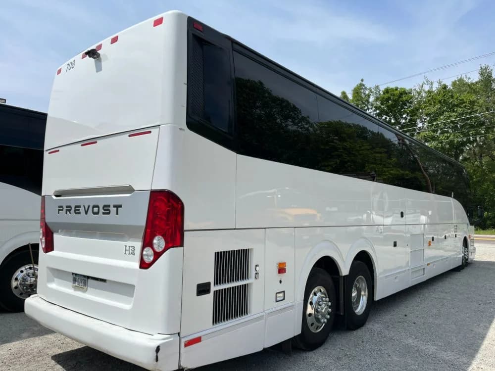 2015 Prevost H345 - Image 2