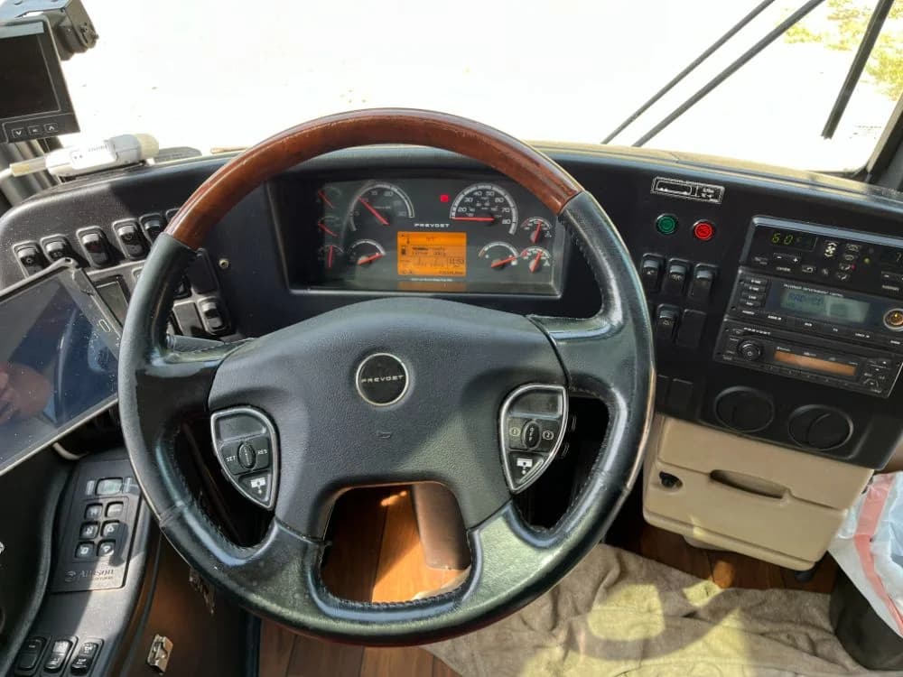 2015 Prevost H345 - Image 4