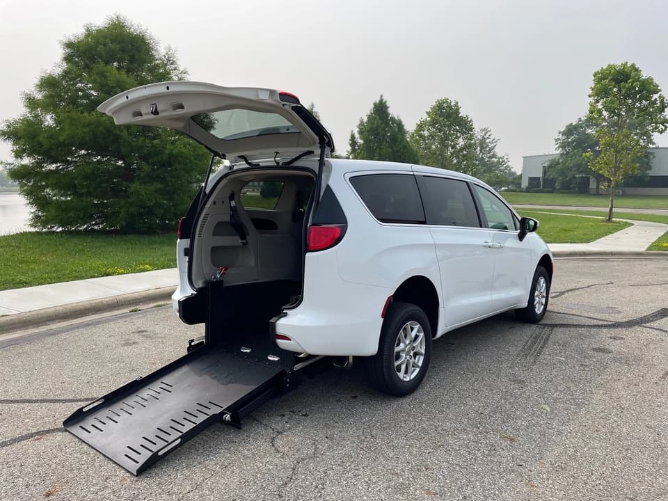 2023 Chrysler Voyager bus