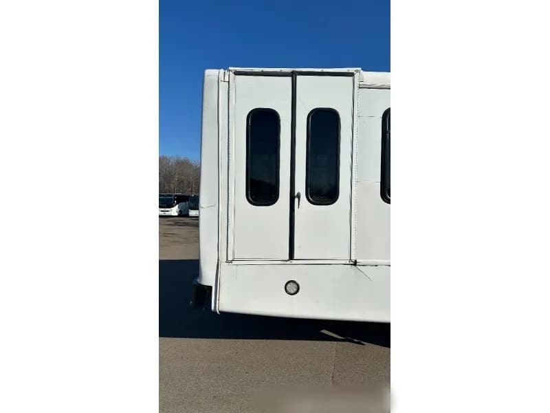 2019 Ford F-550 Shuttle Bus - Image 4