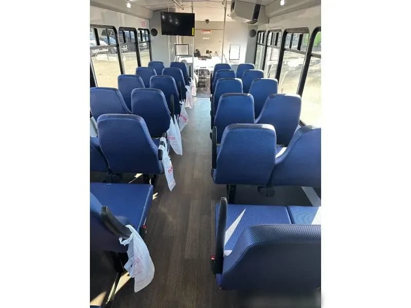 2019 Ford F-550 Shuttle Bus - Image 6