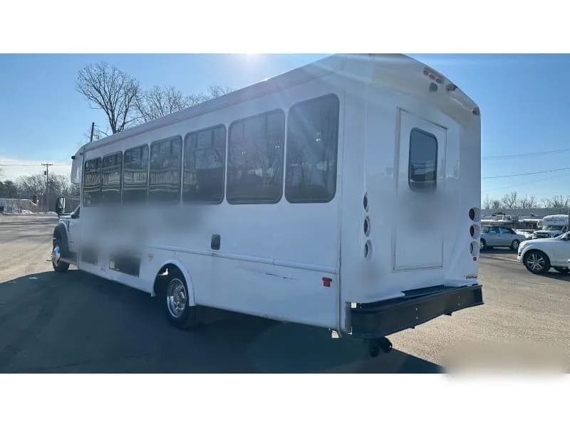 2019 Ford F-550 Shuttle Bus - Image 9