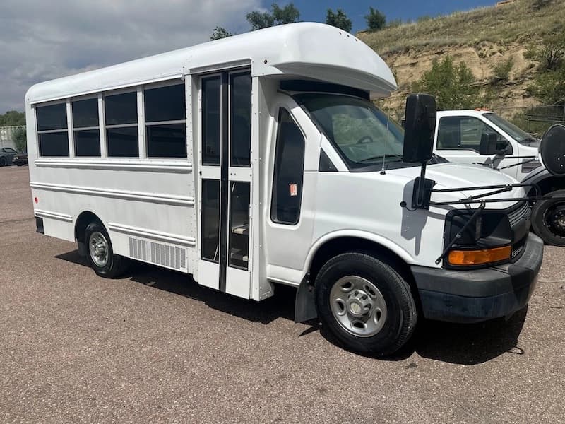 2013 GMC Thomas Cutaway Shuttle Bus - Image 3
