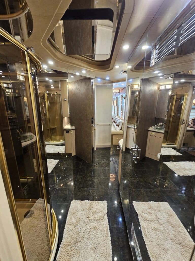 2000 Prevost XLII Motor Home - Image 11