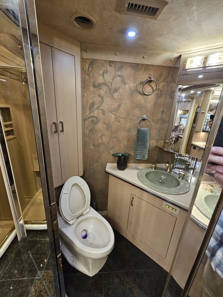 2000 Prevost XLII Motor Home - Image 13