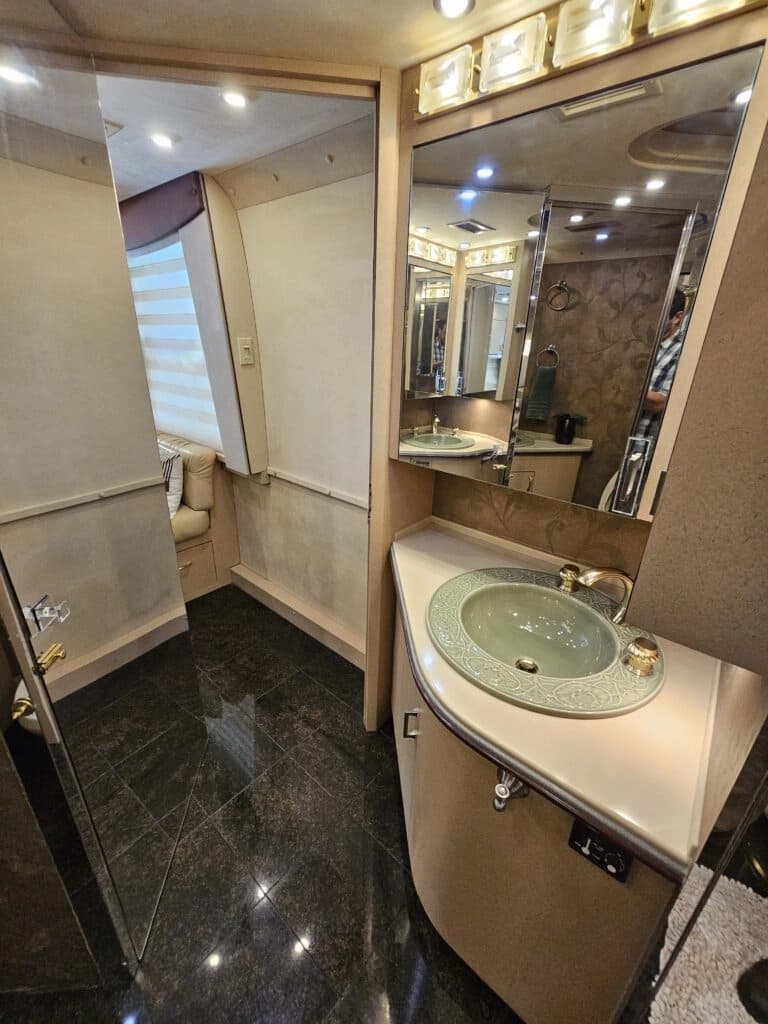 2000 Prevost XLII Motor Home - Image 14
