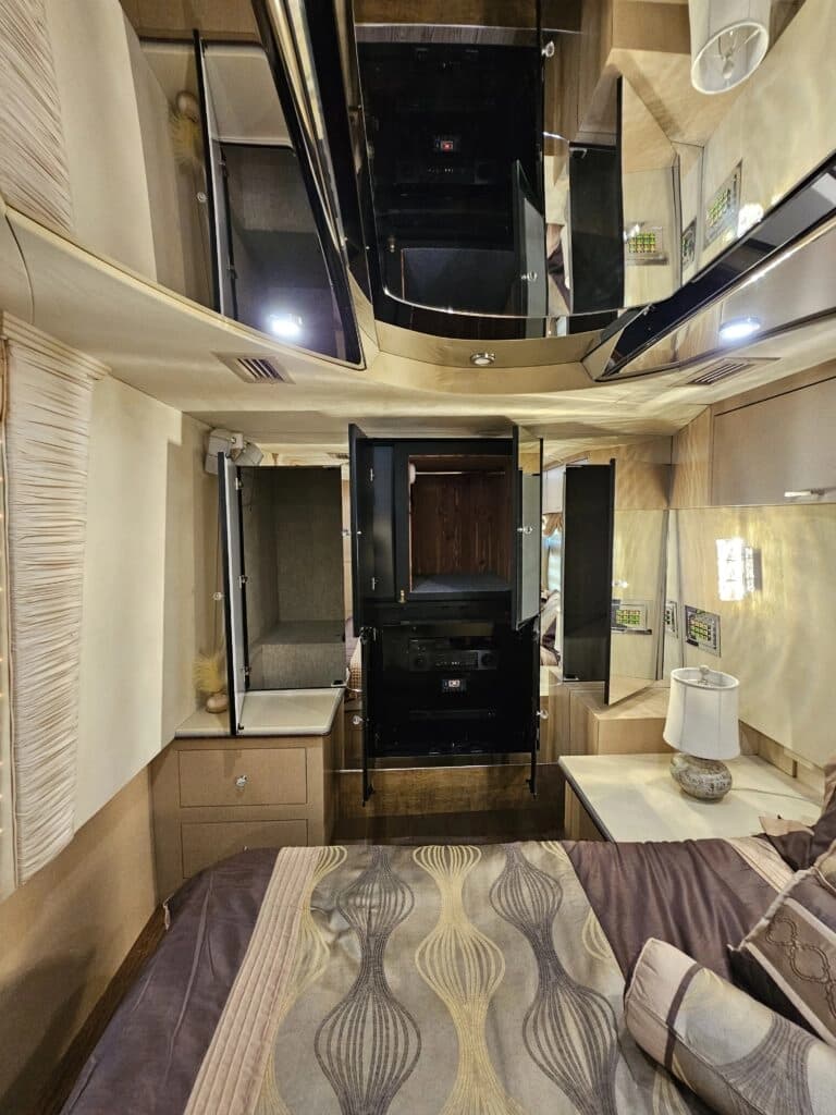 2000 Prevost XLII Motor Home - Image 15