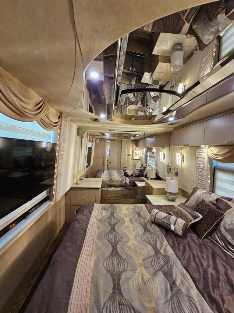 2000 Prevost XLII Motor Home - Image 16