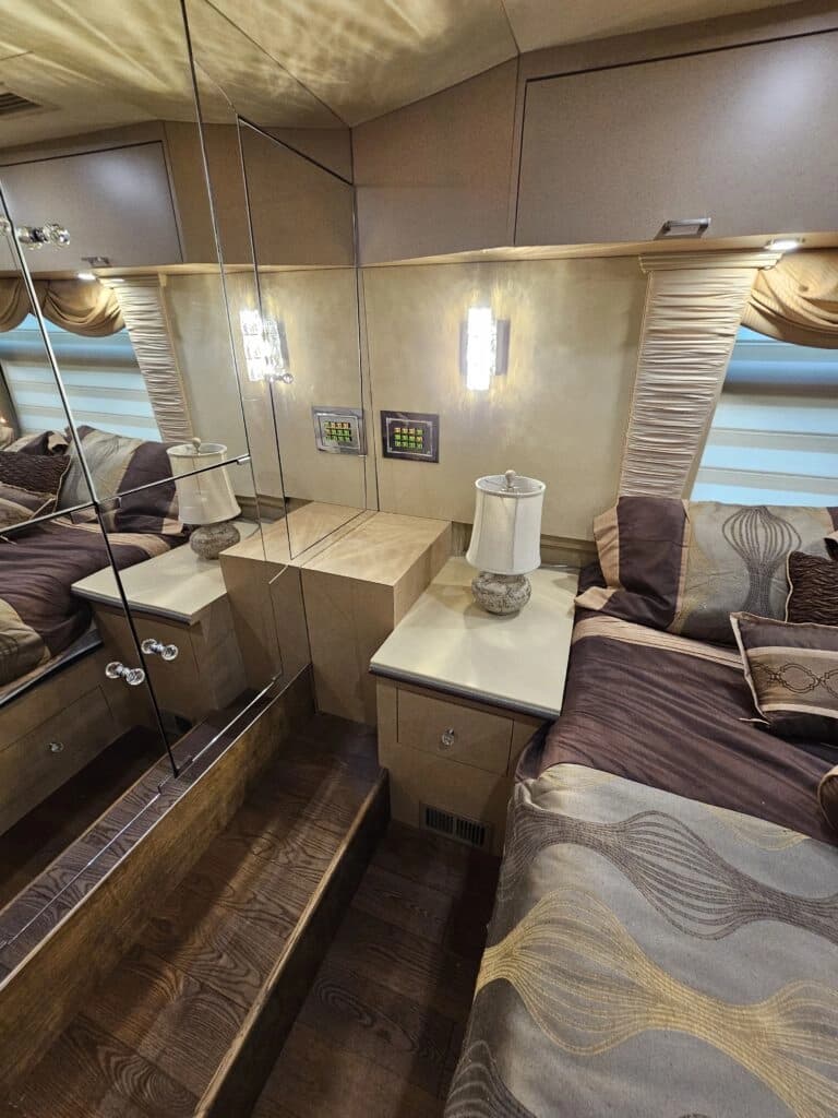 2000 Prevost XLII Motor Home - Image 17