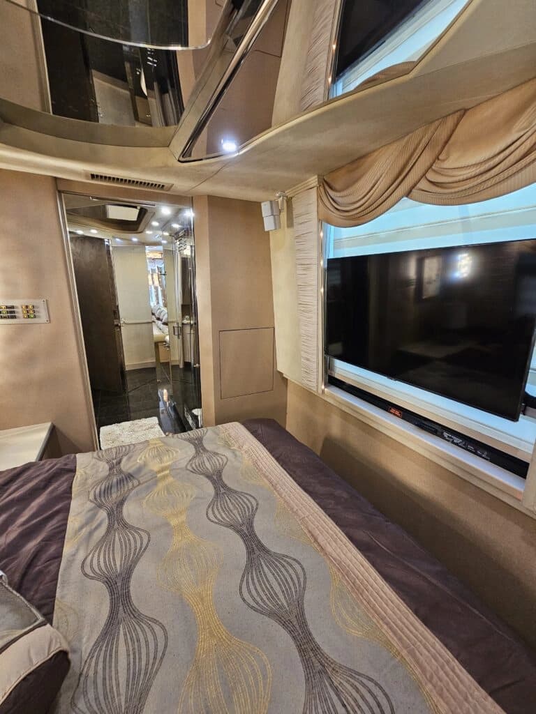 2000 Prevost XLII Motor Home - Image 19
