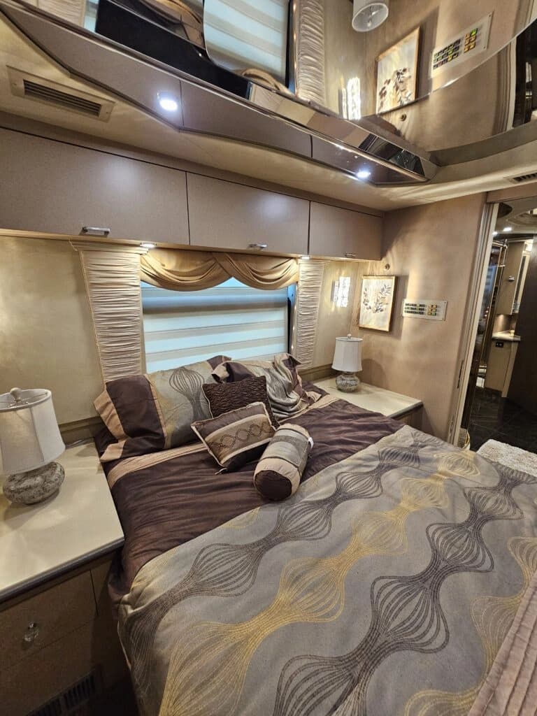 2000 Prevost XLII Motor Home - Image 20
