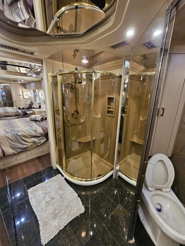 2000 Prevost XLII Motor Home - Image 21