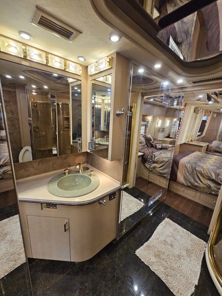 2000 Prevost XLII Motor Home - Image 22