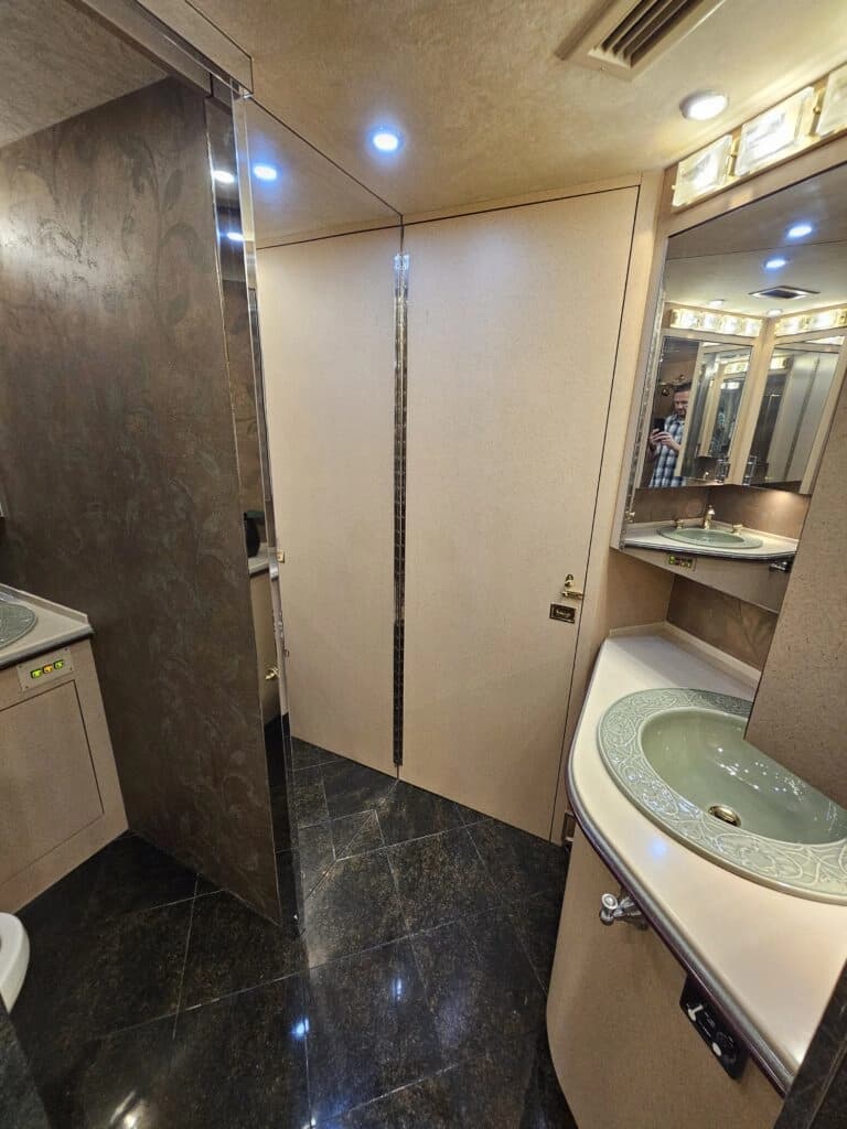 2000 Prevost XLII Motor Home - Image 23