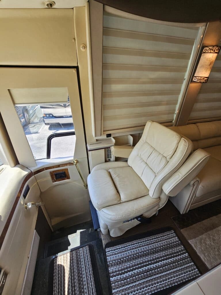 2000 Prevost XLII Motor Home - Image 4
