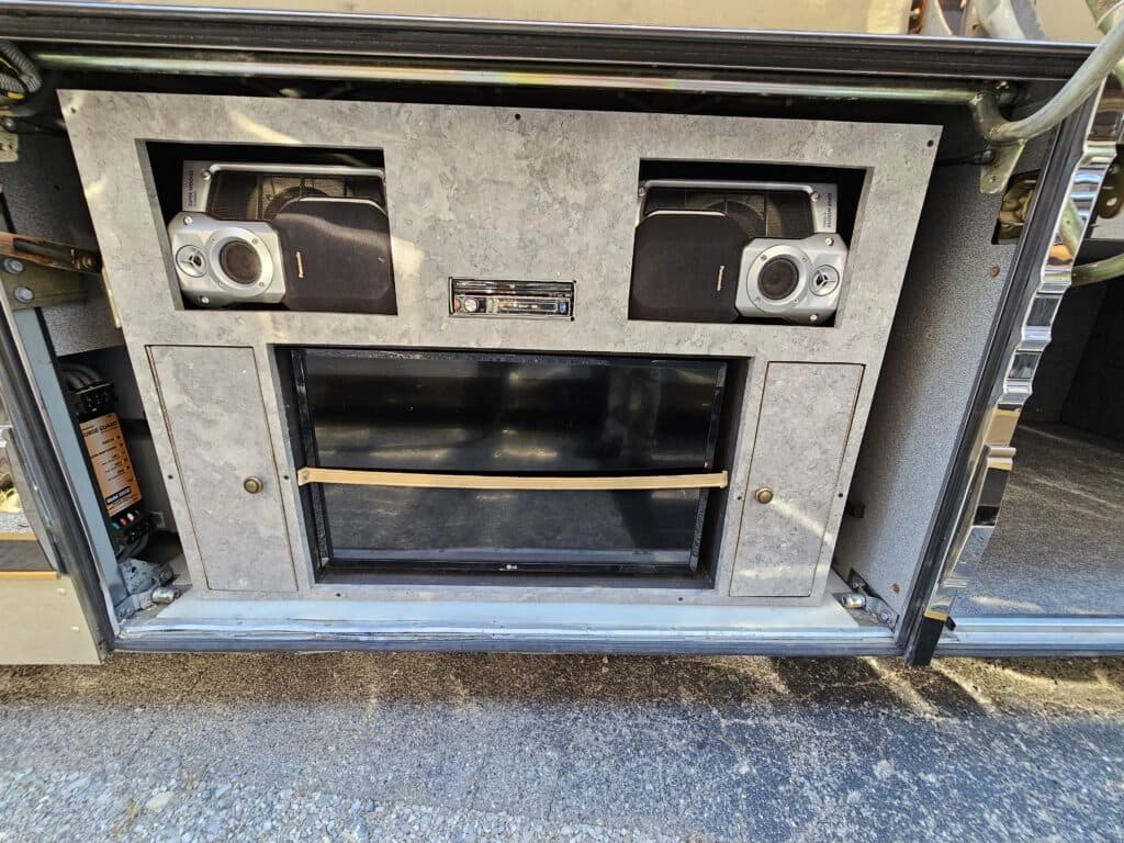 2000 Prevost XLII Motor Home - Image 31