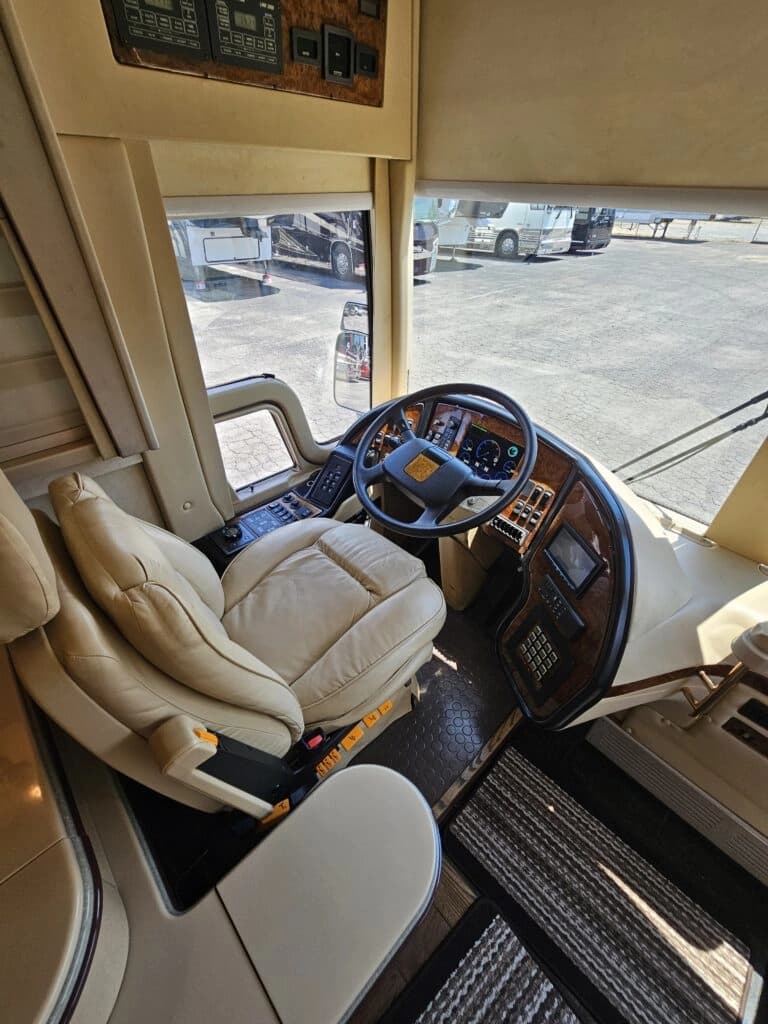 2000 Prevost XLII Motor Home - Image 5