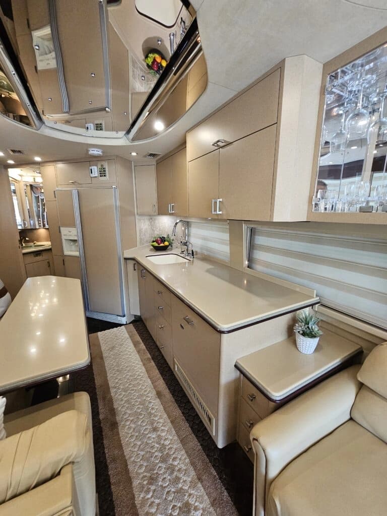 2000 Prevost XLII Motor Home - Image 8