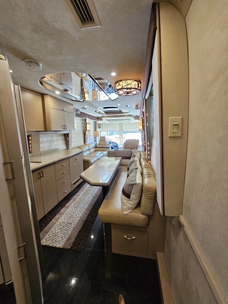 2000 Prevost XLII Motor Home - Image 9